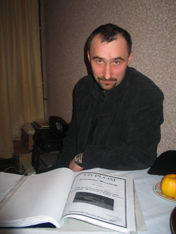 Damian Szwagierczak, dyrektor Domu Dziecka w Skopaniu z dumą pokazuje dyplomy Zuzi, które otrzymała za swoją literacką twórczość.
