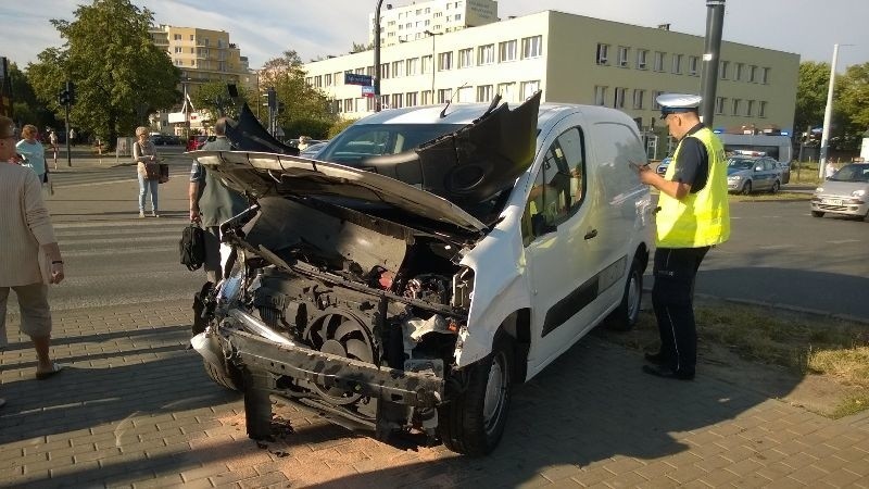 Wypadek na Dąbrowskiego. Trzy osoby ranne [ZDJĘCIA]