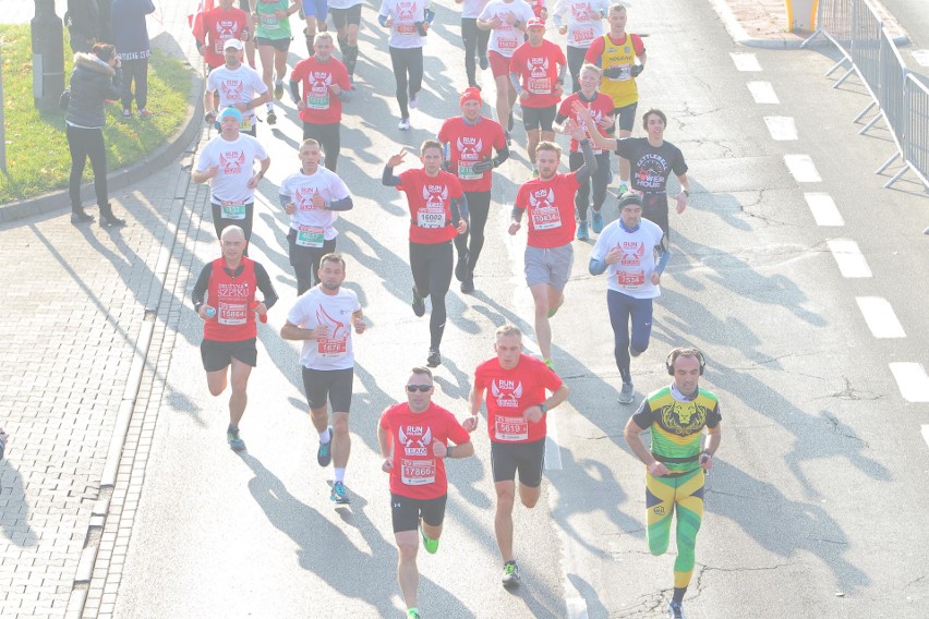 Około 25 tysięcy biegaczy zmaga się z 10-kilometrową trasą...