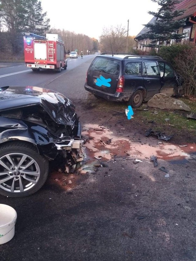 W czwartek około godz. 15 doszło do wypadku na drodze krajowej nr 21. W miejscowości Bożanka (gm. Trzebielino) zderzyły się dwa samochody osobowe. Dwie osoby mają lekkie obrażenia i trafiły do szpitala. Na miejscu, poza policją i zespołami ratownictwa medycznego, działali strażacy z Trzebielina i Miastka. Jesteś świadkiem wypadku? Daj nam znać! Poinformujemy innych o utrudnieniach. Czekamy na informacje, zdjęcia i wideo!■ Przyślij je na adres alarm@gp24.pl■ Wyślij za pomocą naszego Facebooka:GP24Masz informacje? Redakcja Głosu Pomorza i GP24.PL czeka na kontaktZobacz także: Wypadek w Trzebielinie. Kierowca dachował.