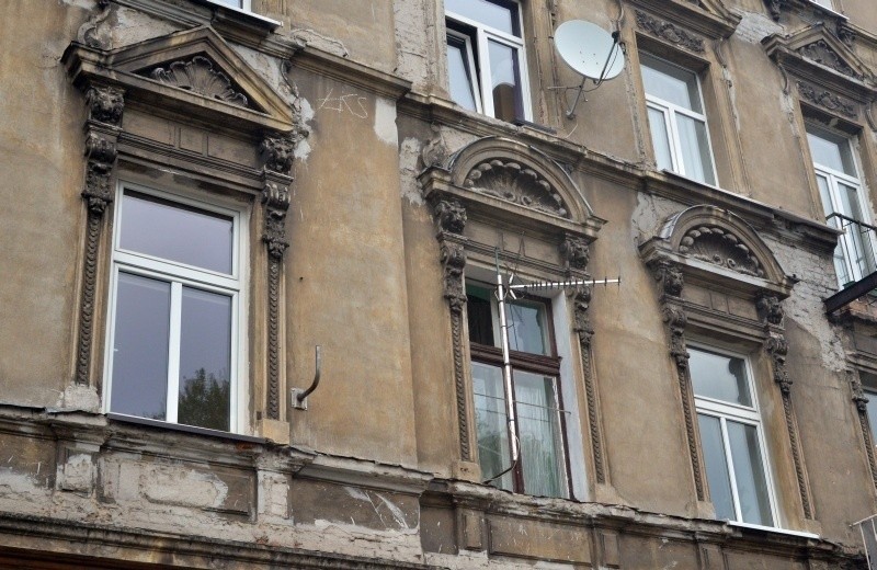 Pozostałe okna od frontu kamienicy przy ul. Skorupki 11 są...