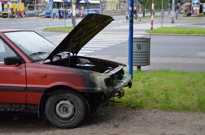 Wrocław: Pożar poloneza na Grabiszyńskiej. Spłonął silnik (ZDJĘCIA)