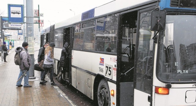 Na autobus w godzinach szczytu trzeba czekać nawet do 20 minut.