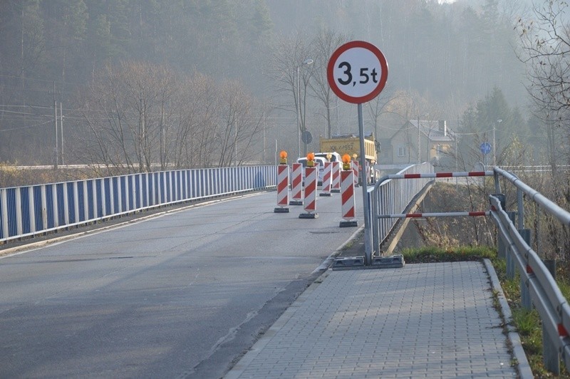 Nowy Sącz. Most na ul. Kamiennej uszkodzony. Mogą nim przejeżdżać auta do 3,5 tony [ZDJĘCIA]