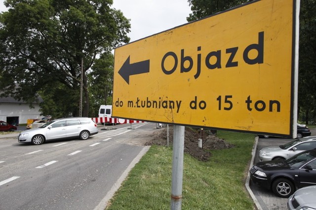 Zamiast oficjalnym objazdem wyznaczonym na czas przebudowy mostu w Kępie, samochody jechały przez Luboszyce. Teraz to się zmieni.