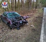 Jechał pijany, bez prawa jazdy. Zjechał z drogi i rozbił auto