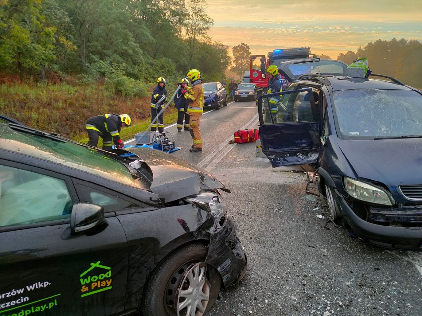 Wypadek pod Chojną. Trzy osoby poszkodowane. Kłopoty z przejazdem