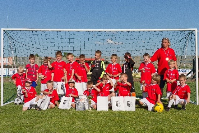 Po raz pierwszy w Oleśnie rozegrano turniej piłkarski młodzików Chęciniak Cup, poświęcony pamięci Jerzego Chęcińskiego, nieżyjącego już kibica, działacza i sponsora. Na boiskach OKS-u Olesno i Orlika rywalizowało aż 10 drużyn młodzików (rocznik 2004 i młodsi).Gospodarzem i organizatorem turnieju była Akademia Piłkarska 2004 Olesno (trenerem jest Zbigniew Bienias).