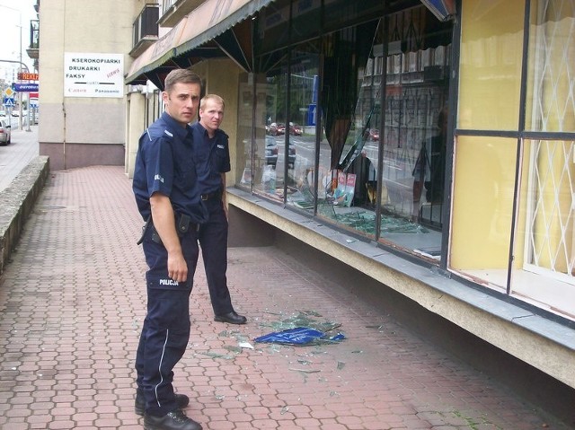 Przy księgarni, gdzie została wybita szyba, pojawił się patrol policji.