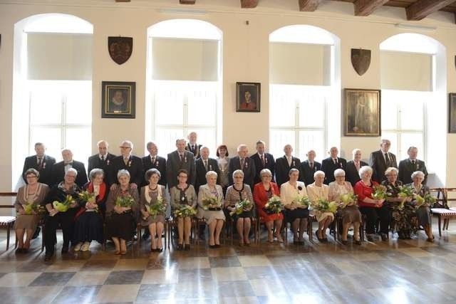 Tradycją małżeńskich jubileuszy w Ratuszu stało się wspólne zdjęcie małżonków z prezydentem Torunia Michałem Zaleskim