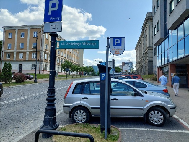 Strefą płatnego parkowania w Białymstoku objętych jest 3 777 miejsc postojowych,
