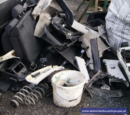 Policjanci zlikwidowali dziuple samochodowe. Znaleźli części do audi i volkswagenów (ZDJĘCIA)