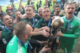 Tak Legia świętowała mistrzostwo Polski na stadionie w Poznaniu. Kibice wręczyli im podróbki pucharu i medali [ZDJĘCIA, WIDEO]