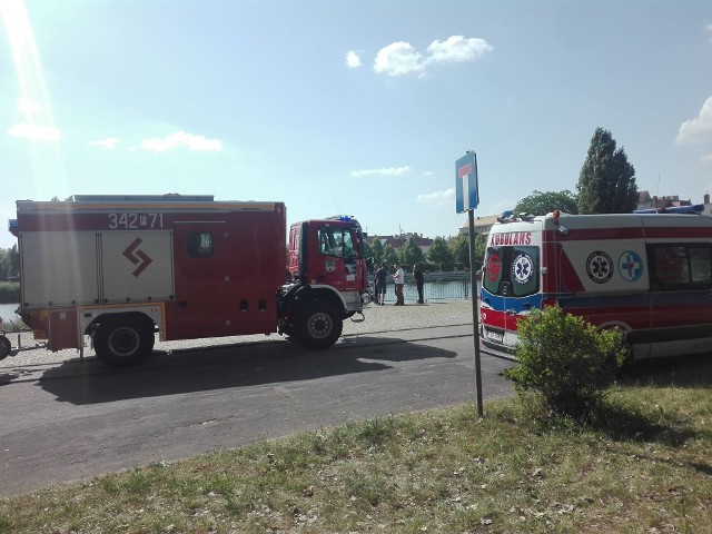 Na miejsce została wezwana miejscowa straż pożarna z łodzią. Dojechali też strażacy płetwonurkowie z Zielonej Góry. Na miejscu są także gubińscy policjanci.