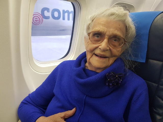 Aurelia Liwińska na pokładzie samolotu z Bydgoszczy do Warszawy. 12 grudnia 2019.