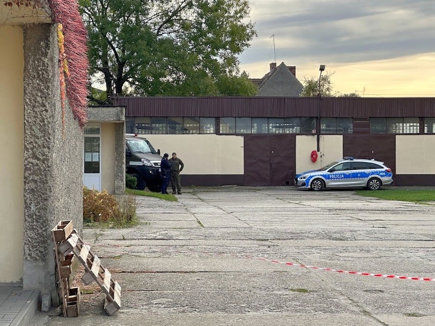 Akcja policjantów i saperów w jednej ze szkół w Opole.