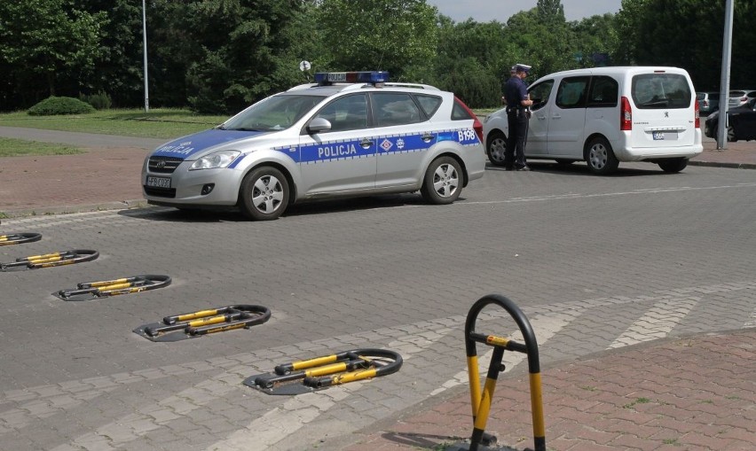 Kierowcy domagali się policji na Mickiewicza. Teraz sypią się mandaty po 250 zł (FILM, ZDJĘCIA)