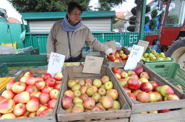 Targowisko w Koszalinie. Jabłka prosto z drzewaW skrzynkach były też jabłka poza wyborem w cenie od 60 gr do złotówki.