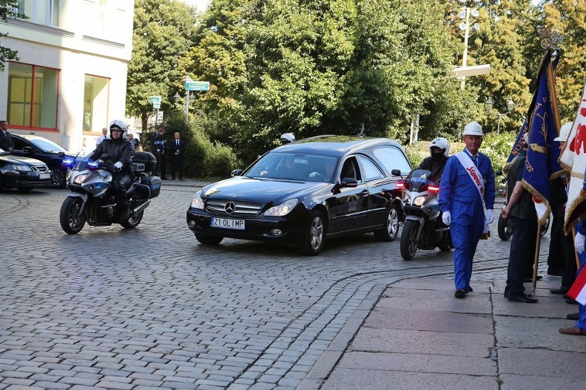 Rodzina, przyjaciele, władze kraju  i władze regionu pożegnały wojewodę Piotra Janię