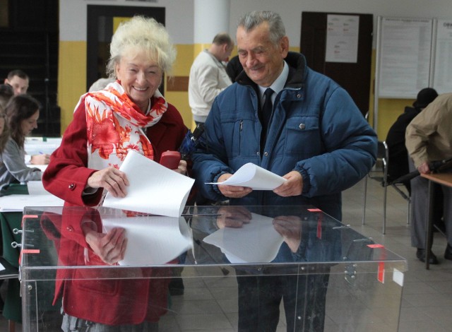 Lidia i Stefan Podlakowie głosowali w siedzibie obwodowej komisji wyborczej przy ulicy Kolberga w Radomiu.