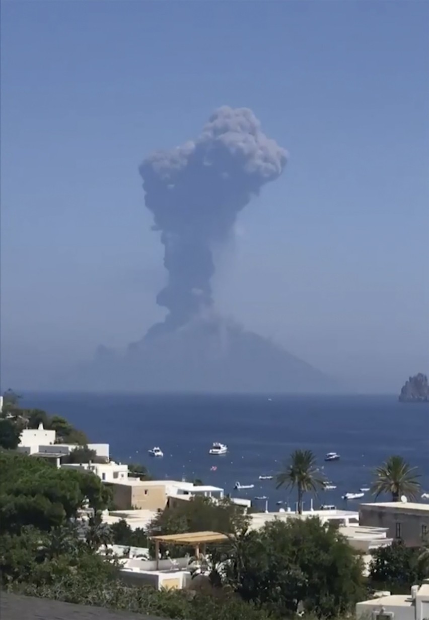 Włochy: Erupcja wulkanu Stromboli, ludzie uciekali przed kamieniami i pyłem [ZDJĘCIA] [WIDEO]