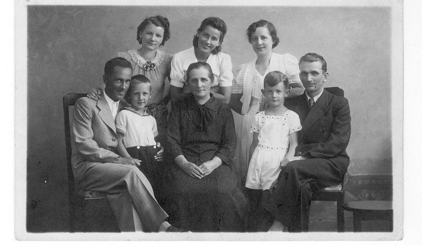 Helena Grossówna (nad matką) z rodziną.