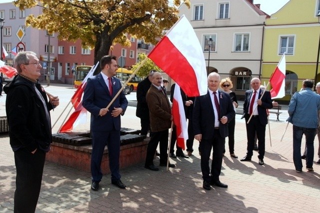 Uroczyste podniesienie flagi na Starym Rynku.