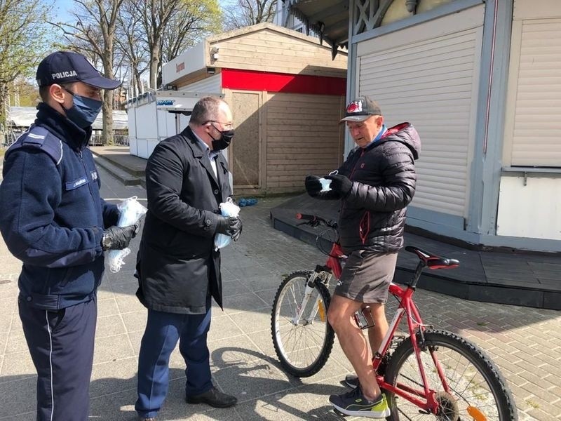 Policjanci i pracownicy starostwa rozdawali maseczki spacerowiczom na usteckiej promenadzie