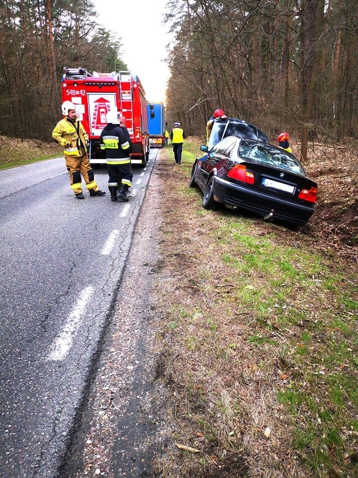 Wypadek na trasie Brok - Poręba na DW694. Samochód osobowy wylądował w przydrożnym rowie. 11.04.2022
