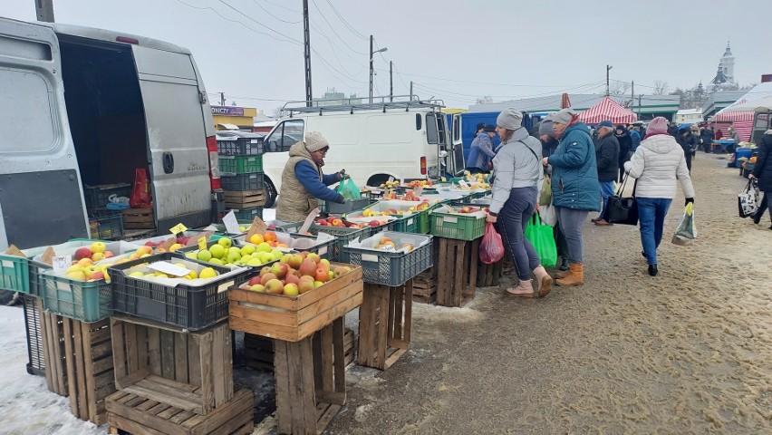 Ceny warzyw i owoców na targowisku w Ostrowcu Świętokrzyskim. Mnóstwo osób robiło zakupy
