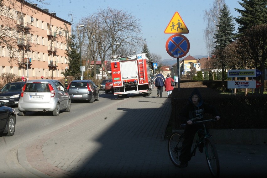 Nowy Sącz. Dziecko uwięziło matkę na balkonie - strażacy w akcji [ZDJĘCIA, WIDEO]