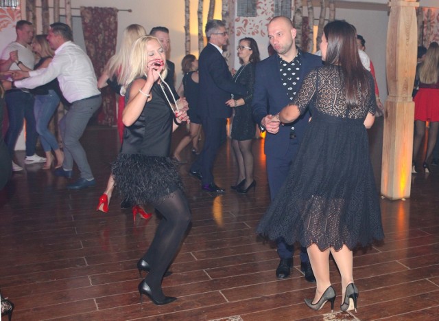 Dawid Dulęba, tańczący z żoną Olą, przygląda się tanecznym harcom swojej teściowej Joannie Franczak