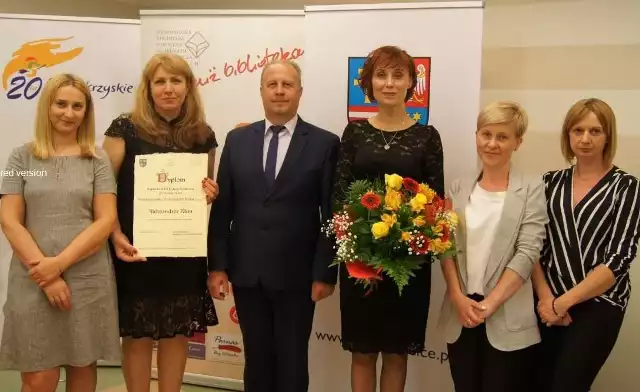 Załoga krasocińskiej biblioteki z przedstawicielami gminnego samorządu podczas Święta Bibliotekarzy i Bibliotek w Kielcach.