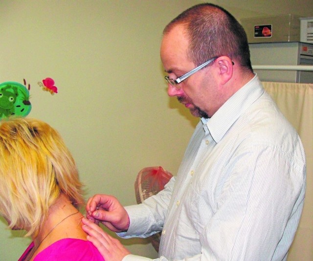 Anestezjolog Wojciech Praefort uważa akupunkturę za skuteczną i bardzo bezpieczną metodę