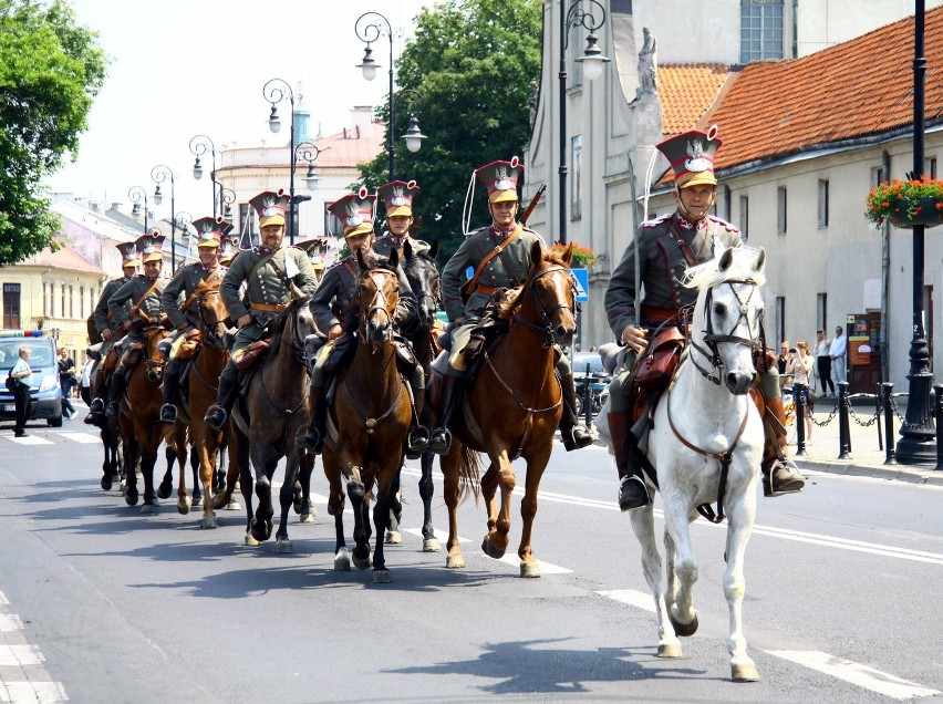 Rewia kawalerii na pl. Litewskim w 100. rocznicę wkroczenia ułanów (ZDJĘCIA)