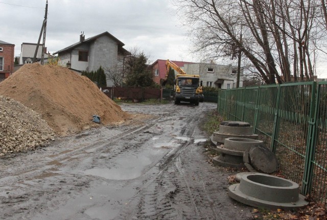 Drogowcy utwardzają gruntowy odcinek ulicy Wiertniczej od Jagodowej do Bieszczadzkiej. W projekcie przyszłorocznego budżetu władze miasta zapisały 8 milionów złotych na takie inwestycje.