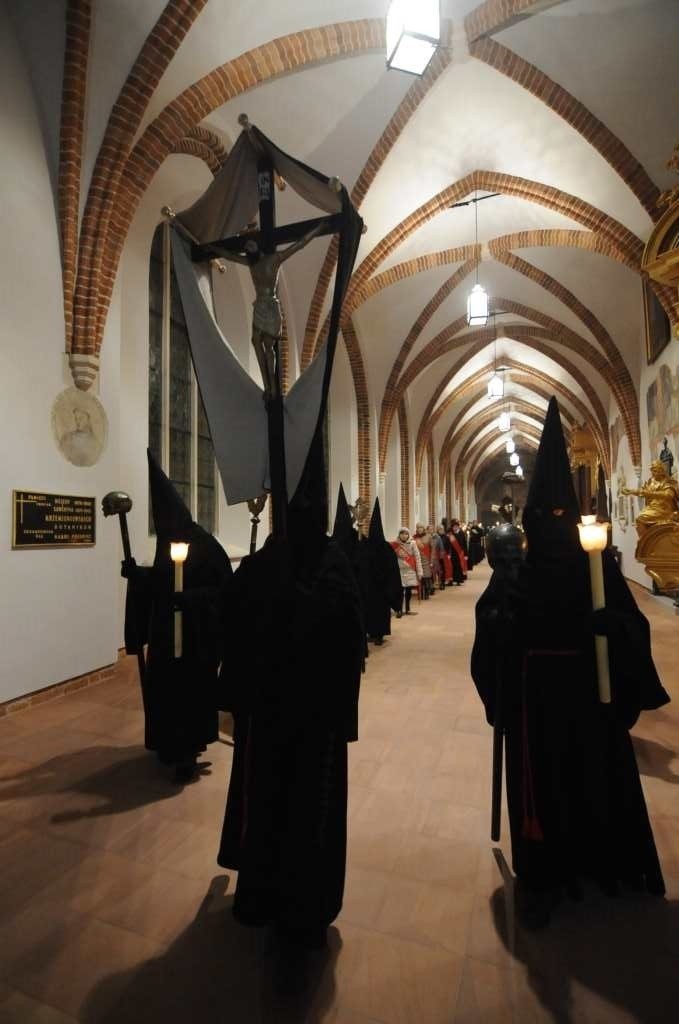 Kraków. Niezwykła liturgia w kościele Franciszkanów z udziałem Arcybractwa Męki Pańskiej [ZDJĘCIA, WIDEO]
