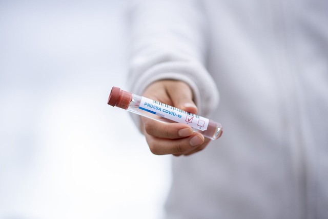 Remdesivir to eksperymentalny lek, który opracowano m.in. po to, by leczyć pacjentów z gorączką krwotoczną, wywołaną wirusem eboli.