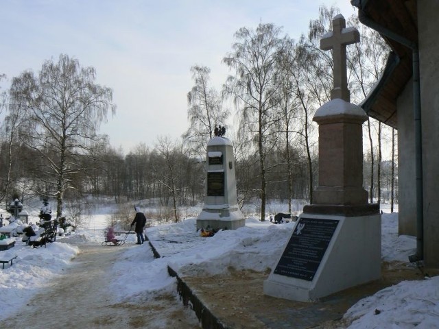 Powstańczy krzyż ustawiony jest teraz przy kaplicy przy głównej alei cmentarza na Piaskach w Kielcach.