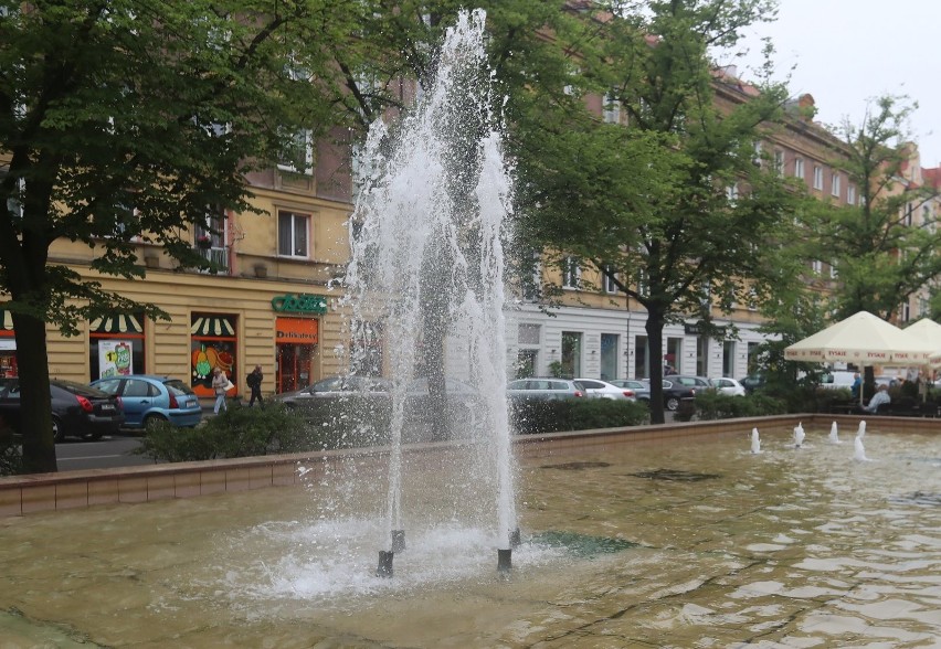 Kąpiel w fontannie? Groźna dla zdrowia i portfela! Zobacz, czym można się zarazić i ile kosztuje mandat