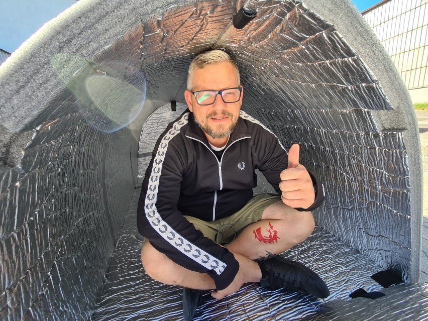 Michał Piszczek prezentuje namiot termiczny igloo. Dziesięć...