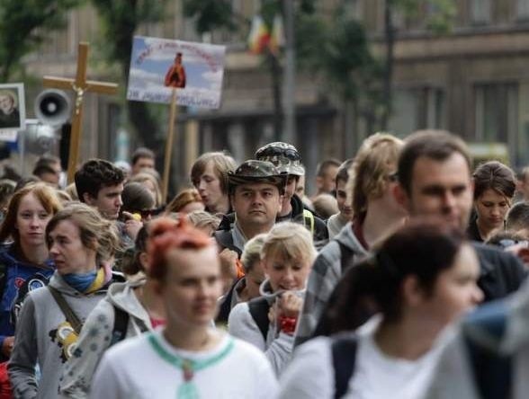 Pielgrzymi w drodze do Różanegostoku. Pielgrzymka odbyła się w ostatni weekend czerwca.