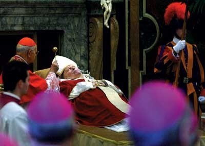 Hiszpański kardynał Eduardo Martinez Somalo święci Papieża Jana Pawła II. Ciało Papieża wystawiono na katafalku w Sali Klementyńskiej, na drugim piętrze Pałacu Apostolskiego. Watykańscy i włoscy dygnitarze oddali hołd zwłokom Jana Pawła II. Pomiędzy dygnitarzami, którzy stanęli przed ciałem ubranym w czerwono-białe szaty i otoczonym przez Gwardię Szwajcarską, był włoski prezydent Carlo Azeglio Ciampi i  premier Berlusconi