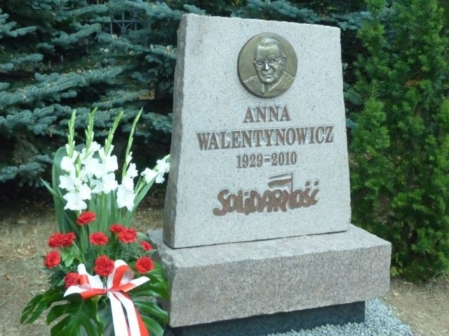 Starachowice: Odsłonięcie tablicy pamięci Anny Wal