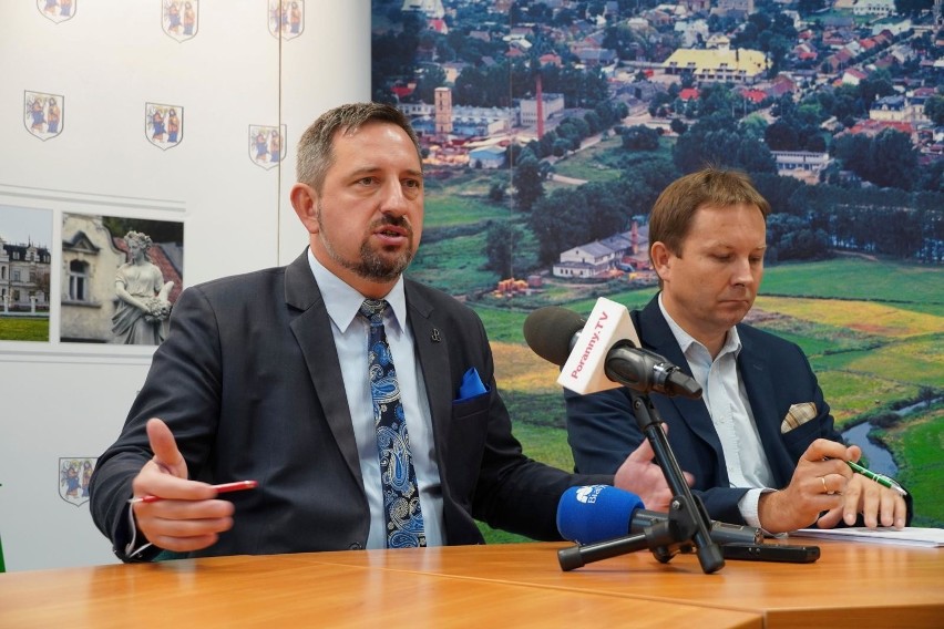 Burmistrz Supraśla Radosław Dobrowolski (z lewej) wprowadza...