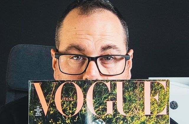 Michał Janyst wraz z nowym numerem Vogue.