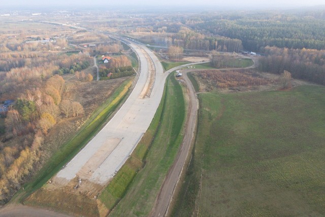 Na nowych zdjęciach z budowy trasy S6 widać już kolejne fundamenty filarów, budowanej - w ramach obwodnicy Koszalina i Sianowa - estakady.