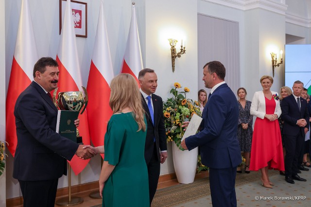 Stanisław Najda z firmy Sonarol odbierający nagrodę z rąk Prezydenta Andrzeja Dudy.