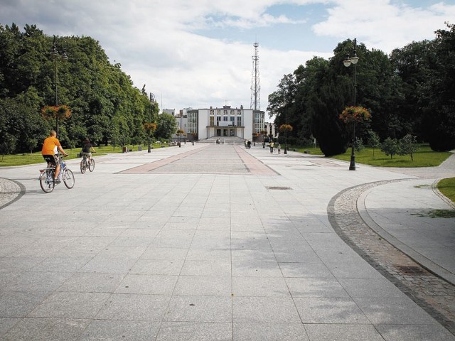 Miejska kamera ma podgląd na Plac Piłsudskiego i schody Teatru Dramatycznego. Ale w załomach budynku graficiarze niszczą elewację.