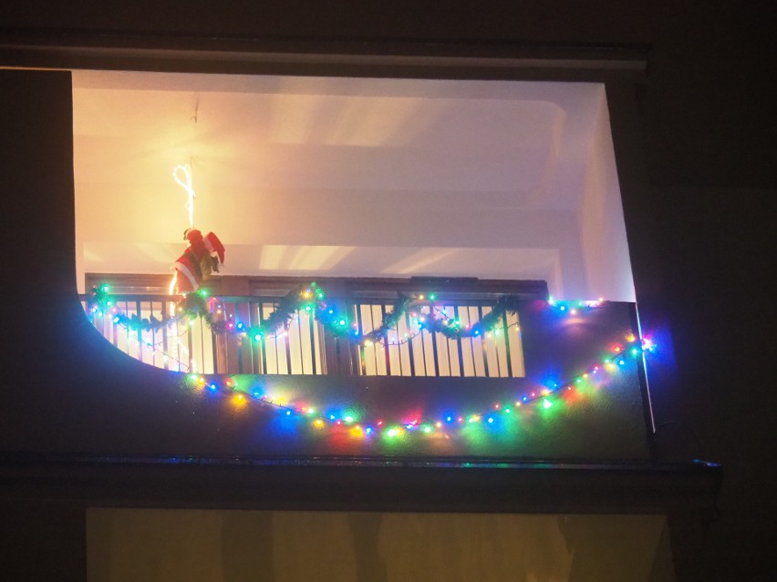 Łodzianie dekorują balkony i okna na Boże Narodzenie